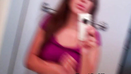 Девушка тискает грудь перед зеркалом и снимает видео